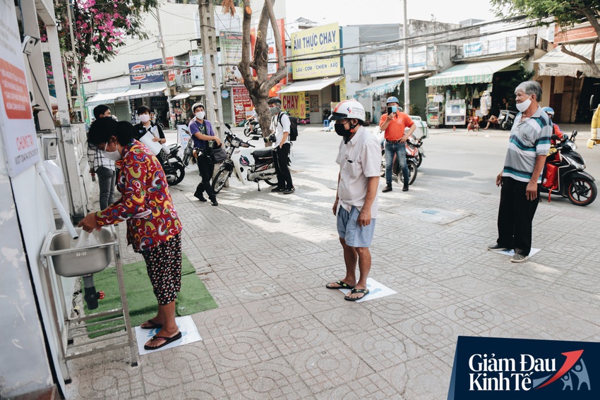 Máy ATM nhả ra gạo miễn phí cho người nghèo giữa thời dịch ở Sài Gòn, đảm bảo không một ai bị bỏ lại phía sau - Ảnh 2.