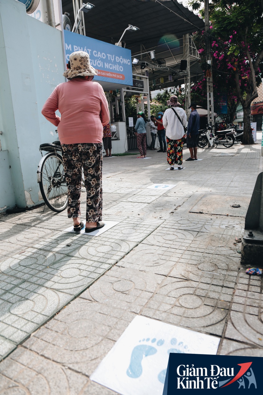 Máy ATM nhả ra gạo miễn phí cho người nghèo giữa thời dịch ở Sài Gòn, đảm bảo không một ai bị bỏ lại phía sau - Ảnh 4.