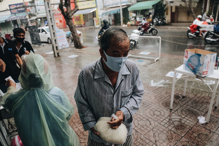 Mưa lớn khiến máy ATM tạm ngưng nhả gạo, nhưng người nghèo Sài Gòn vẫn nhận được gạo tình thương - Ảnh 9.