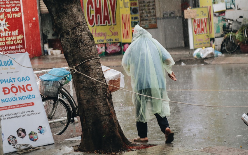 Mưa lớn khiến máy ATM tạm ngưng nhả gạo, nhưng người nghèo Sài Gòn vẫn nhận được gạo tình thương - Ảnh 10.