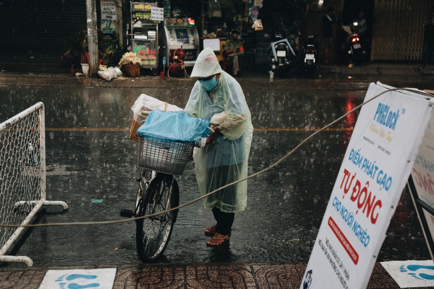 Mưa lớn khiến máy ATM tạm ngưng nhả gạo, nhưng người nghèo Sài Gòn vẫn nhận được gạo tình thương - Ảnh 11.