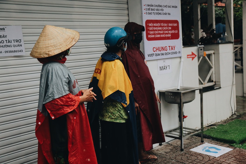 Mưa lớn khiến máy ATM tạm ngưng nhả gạo, nhưng người nghèo Sài Gòn vẫn nhận được gạo tình thương - Ảnh 4.
