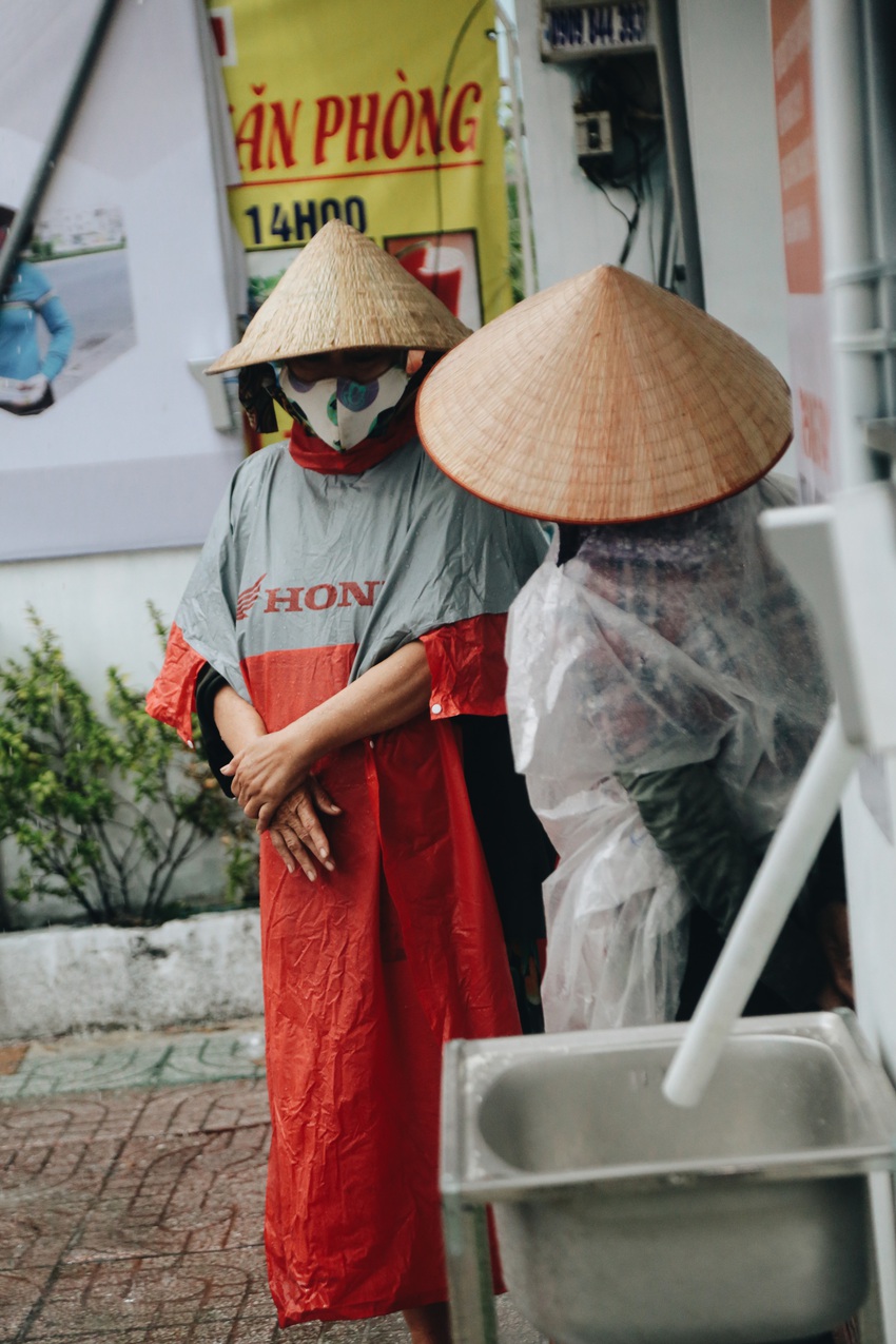 Mưa lớn khiến máy ATM tạm ngưng nhả gạo, nhưng người nghèo Sài Gòn vẫn nhận được gạo tình thương - Ảnh 6.