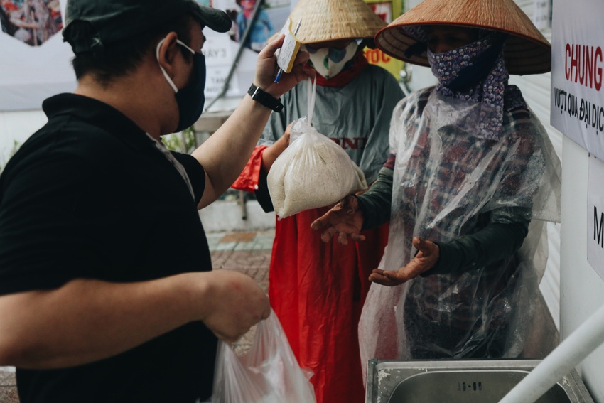 Mưa lớn khiến máy ATM tạm ngưng nhả gạo, nhưng người nghèo Sài Gòn vẫn nhận được gạo tình thương - Ảnh 7.