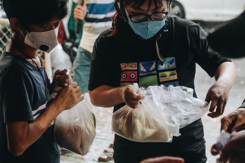 Mưa lớn khiến máy ATM tạm ngưng nhả gạo, nhưng người nghèo Sài Gòn vẫn nhận được gạo tình thương - Ảnh 13.