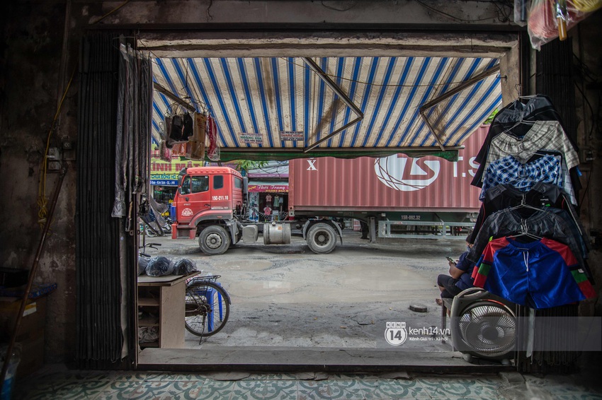 Nhìn từ trên cao con đường đau khổ nhất Hà Nội: 650m có gần 100 ổ khủng long, xe container ngày đêm cày nát - Ảnh 15.