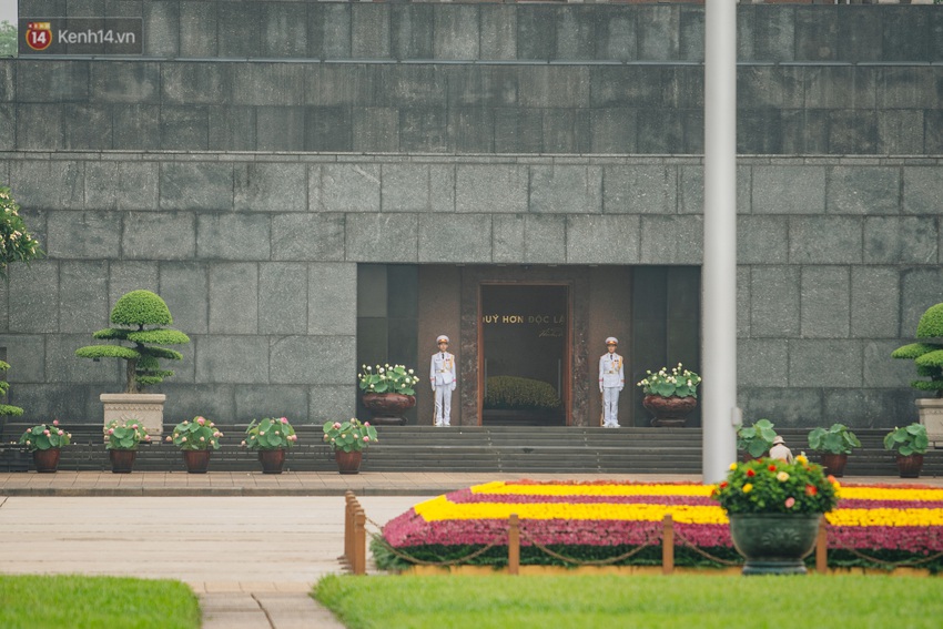 130 năm sinh nhật B&aacute;c Hồ: Người H&agrave; Nội đến dự lễ ch&agrave;o cờ ở Quảng trường Ba Đ&igrave;nh lịch sử, phố phường rực rỡ cờ hoa - Ảnh 7.
