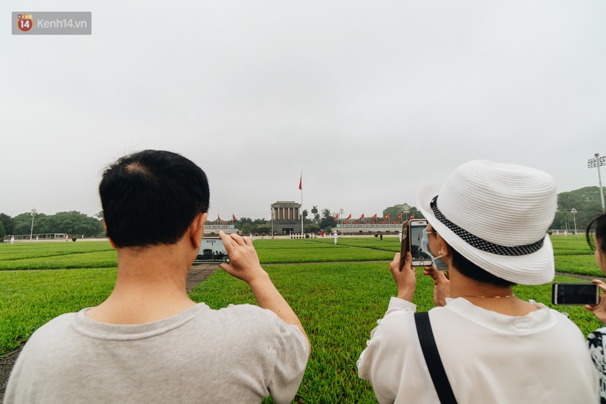 130 năm sinh nhật B&aacute;c Hồ: Người H&agrave; Nội đến dự lễ ch&agrave;o cờ ở Quảng trường Ba Đ&igrave;nh lịch sử, phố phường rực rỡ cờ hoa - Ảnh 10.