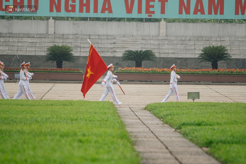 130 năm sinh nhật Bác Hồ: Người Hà Nội đến dự lễ chào cờ ở Quảng trường Ba Đình lịch sử, phố phường rực rỡ cờ hoa - Ảnh 6.