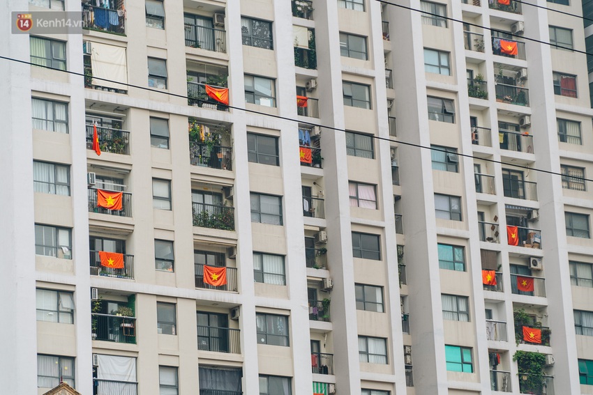 130 năm sinh nhật B&aacute;c Hồ: Người H&agrave; Nội đến dự lễ ch&agrave;o cờ ở Quảng trường Ba Đ&igrave;nh lịch sử, phố phường rực rỡ cờ hoa - Ảnh 16.