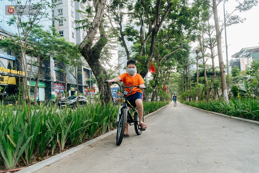 Ảnh, clip: Từ con mương ngập ngụa r&aacute;c thải đến tuyến đường bộ cực xanh m&aacute;t giữa l&ograve;ng Thủ đ&ocirc; - Ảnh 9.