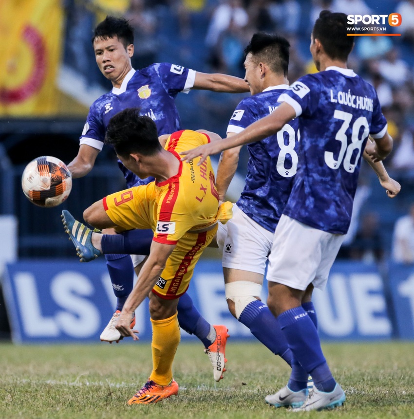 Tuyển thủ U23 Việt Nam bị trọng tài chính dằn mặt cực gắt, dập tắt nóng giận trong tíc tắc - Ảnh 1.