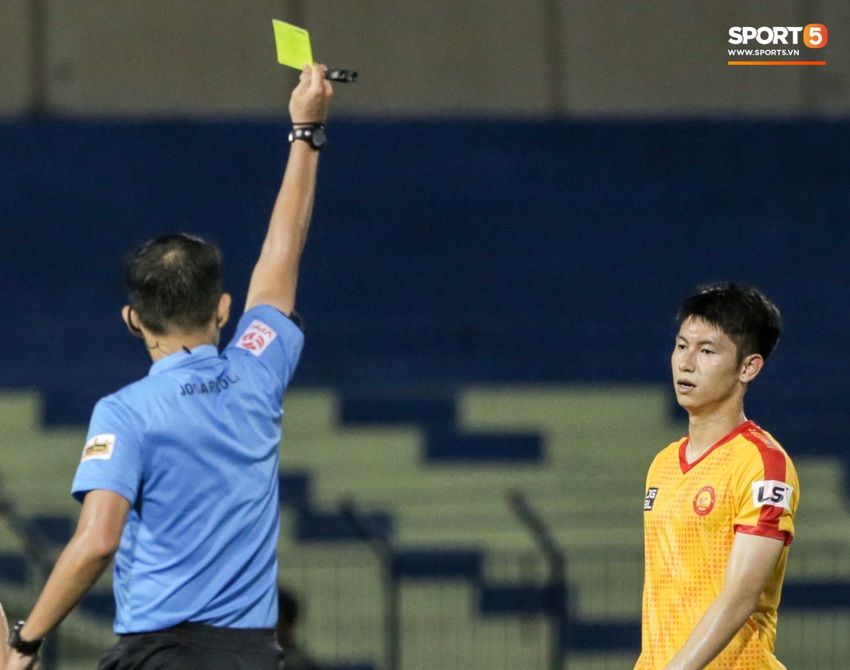 Tuyển thủ U23 Việt Nam bị trọng tài chính dằn mặt cực gắt, dập tắt nóng giận trong tíc tắc - Ảnh 4.