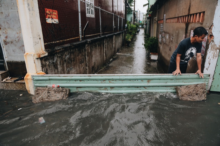 Ảnh: Đường Sài Gòn ngập lút bánh xe khi mưa lớn, người dân té ngã sõng soài - Ảnh 5.