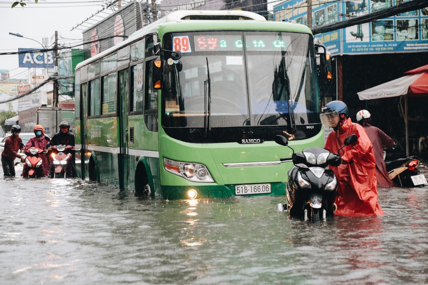 Ảnh: Đường Sài Gòn ngập lút bánh xe khi mưa lớn, người dân té ngã sõng soài - Ảnh 17.