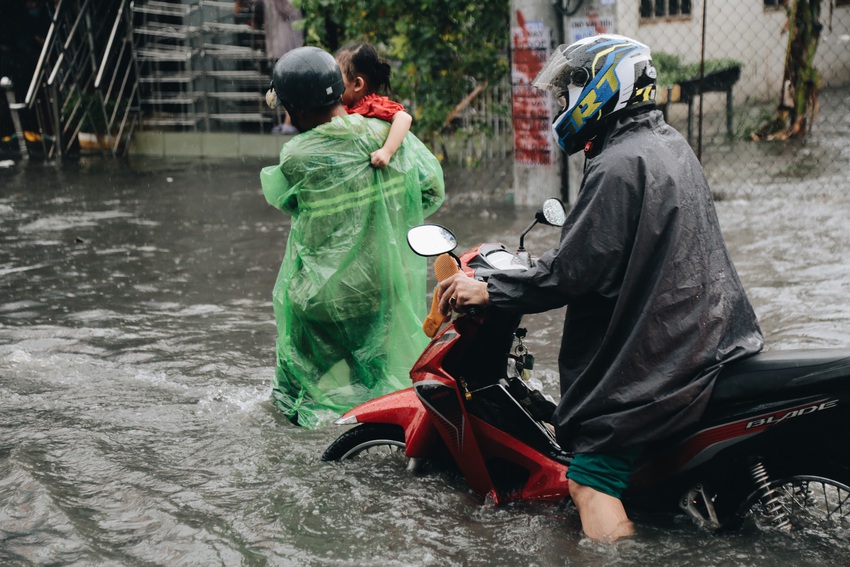 Ảnh: Đường Sài Gòn ngập lút bánh xe khi mưa lớn, người dân té ngã sõng soài - Ảnh 16.