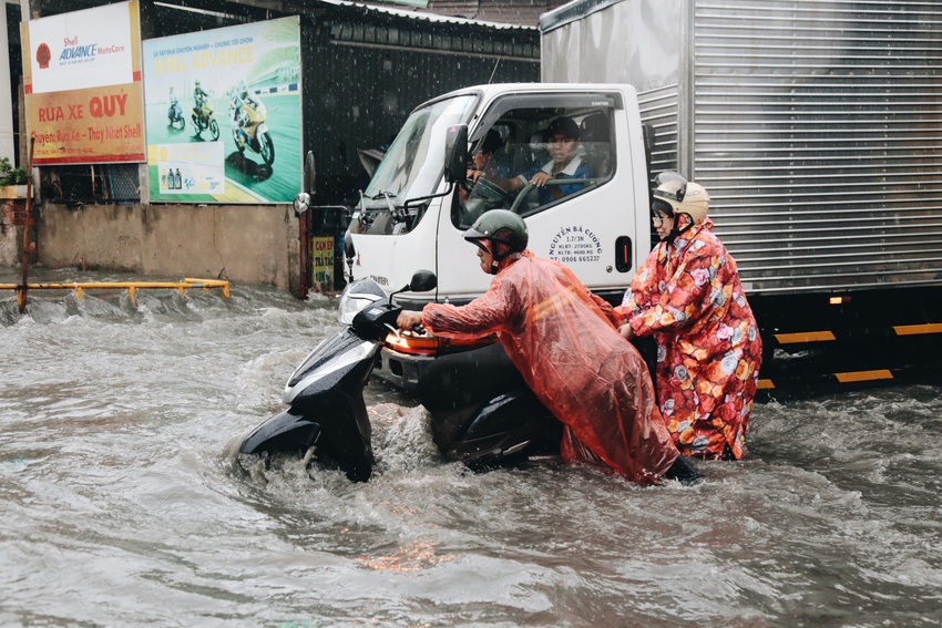 Ảnh: Đường Sài Gòn ngập lút bánh xe khi mưa lớn, người dân té ngã sõng soài - Ảnh 15.