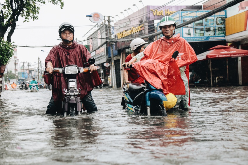 Ảnh: Đường Sài Gòn ngập lút bánh xe khi mưa lớn, người dân té ngã sõng soài - Ảnh 14.