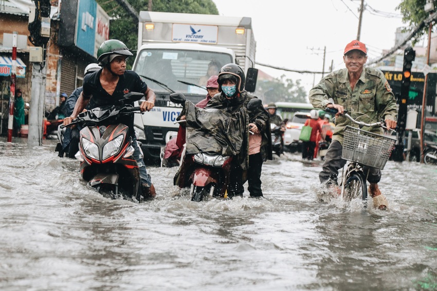 Ảnh: Đường Sài Gòn ngập lút bánh xe khi mưa lớn, người dân té ngã sõng soài - Ảnh 4.