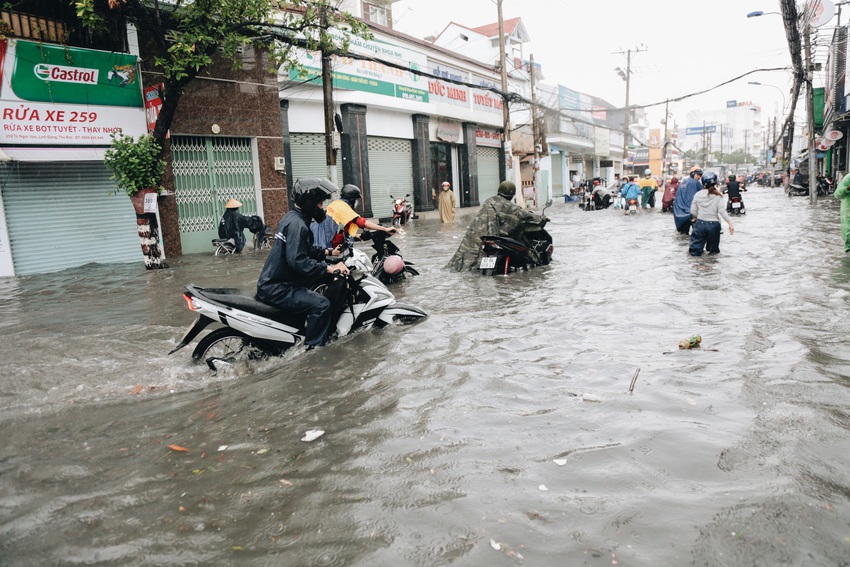 Ảnh: Đường Sài Gòn ngập lút bánh xe khi mưa lớn, người dân té ngã sõng soài - Ảnh 2.