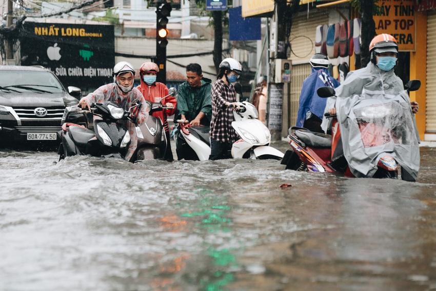 Ảnh: Đường Sài Gòn ngập lút bánh xe khi mưa lớn, người dân té ngã sõng soài - Ảnh 10.