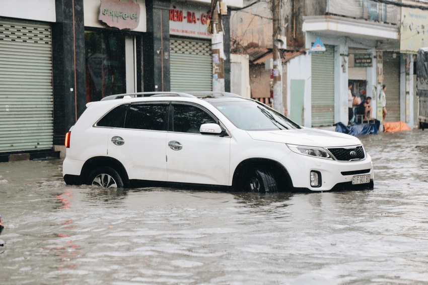 Ảnh: Đường Sài Gòn ngập lút bánh xe khi mưa lớn, người dân té ngã sõng soài - Ảnh 8.
