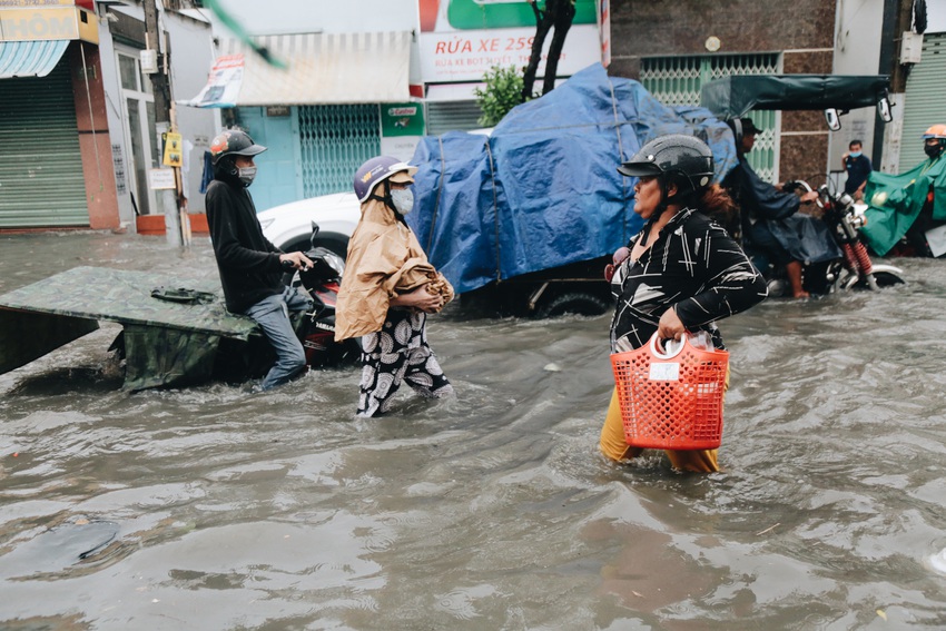 Ảnh: Đường Sài Gòn ngập lút bánh xe khi mưa lớn, người dân té ngã sõng soài - Ảnh 18.