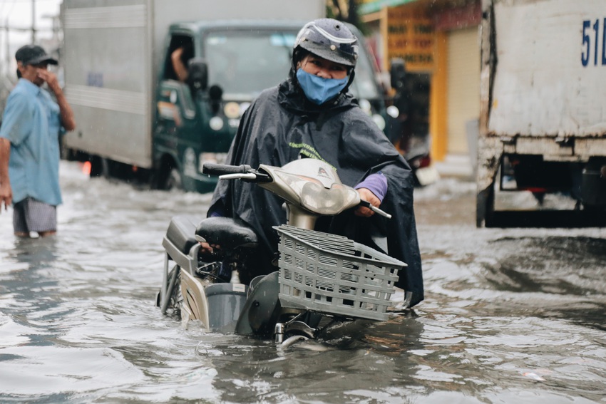 Ảnh: Đường Sài Gòn ngập lút bánh xe khi mưa lớn, người dân té ngã sõng soài - Ảnh 19.