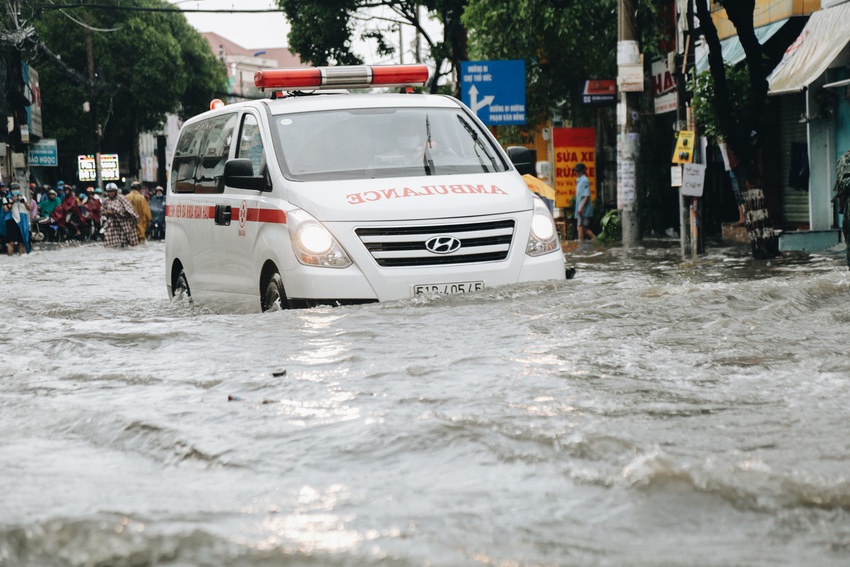 Ảnh: Đường Sài Gòn ngập lút bánh xe khi mưa lớn, người dân té ngã sõng soài - Ảnh 20.