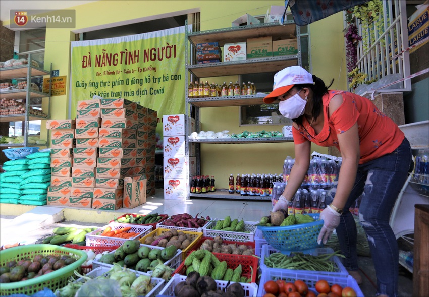 Siêu thị 0 đồng ấm tình người giữa tâm dịch Đà Nẵng: Khách hàng trả phí bằng nụ cười - Ảnh 15.