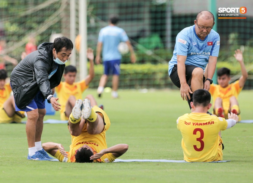 Tuyển thủ U22 Việt Nam nhắm mắt nhắm mũi nuốt bài tập thể lực trong thời tiết nắng nóng - Ảnh 5.