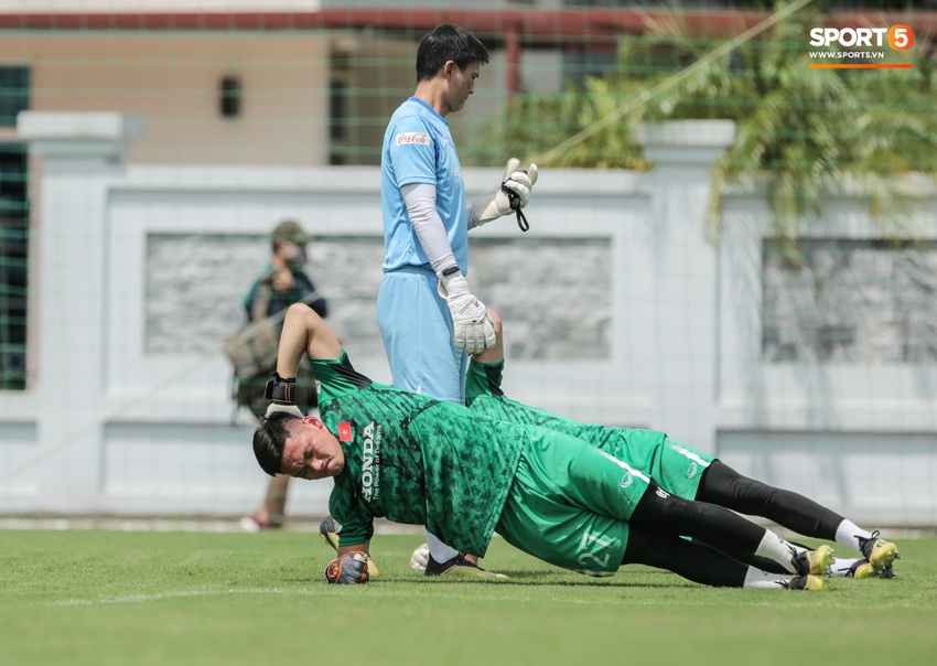 Tuyển thủ U22 Việt Nam nhắm mắt nhắm mũi nuốt bài tập thể lực trong thời tiết nắng nóng - Ảnh 7.