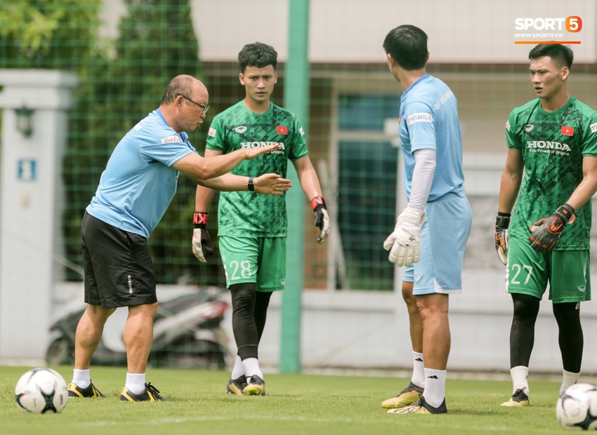 Tuyển thủ U22 Việt Nam nhắm mắt nhắm mũi nuốt bài tập thể lực trong thời tiết nắng nóng - Ảnh 9.