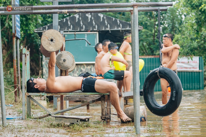 Ảnh, clip: Nước s&ocirc;ng Hồng d&acirc;ng cao, người d&acirc;n H&agrave; Nội b&igrave; b&otilde;m tập thể dục - Ảnh 8.