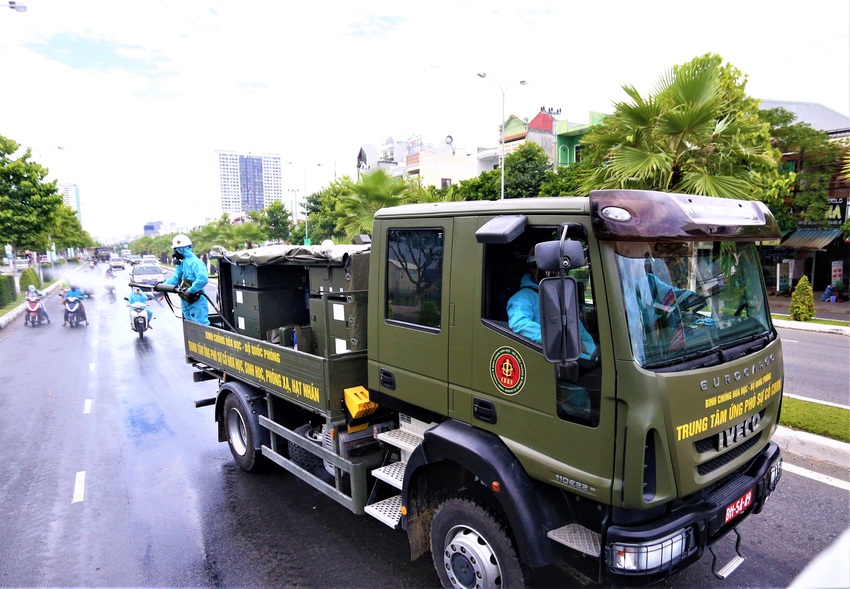 Cận cảnh Binh chủng hóa học phun khử khuẩn từng gốc cây, ngọn cỏ trên đường phố Đà Nẵng - Ảnh 21.