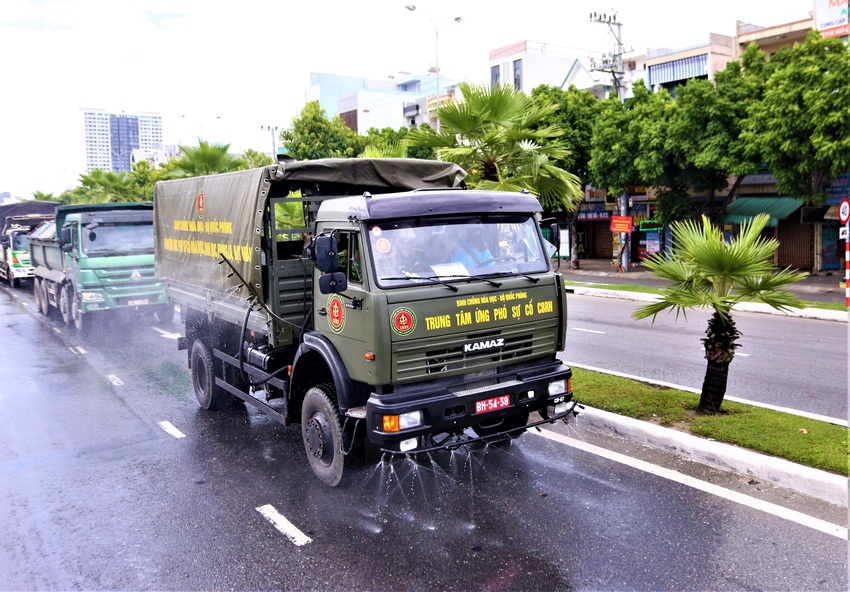 Cận cảnh Binh chủng hóa học phun khử khuẩn từng gốc cây, ngọn cỏ trên đường phố Đà Nẵng - Ảnh 10.