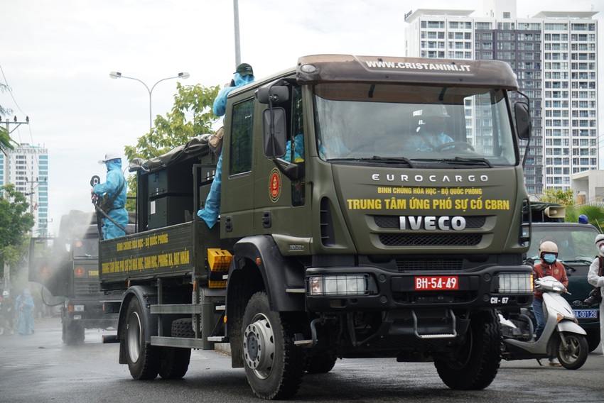 Cận cảnh Binh chủng hóa học phun khử khuẩn từng gốc cây, ngọn cỏ trên đường phố Đà Nẵng - Ảnh 16.