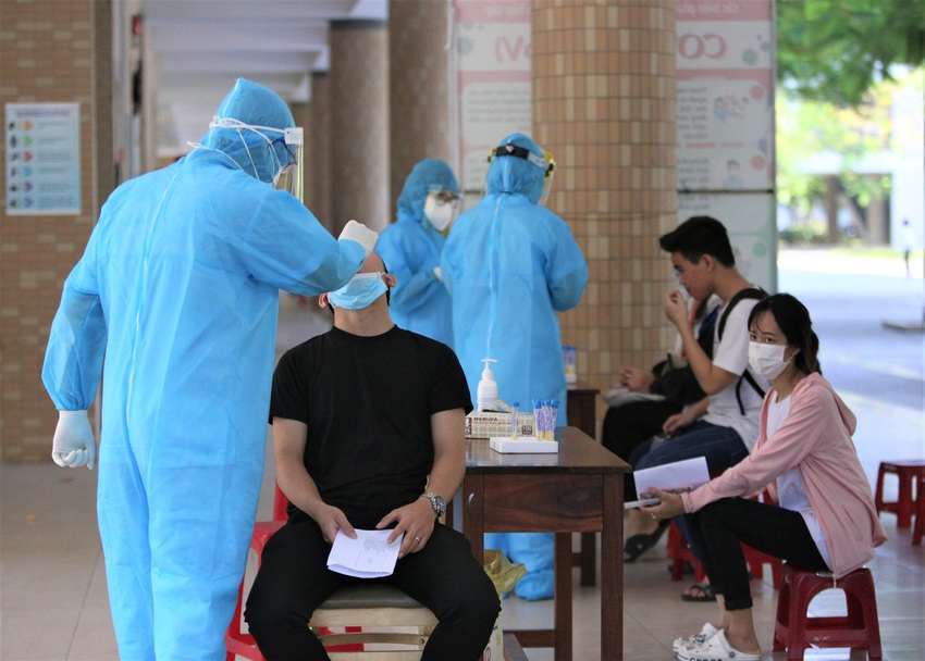 Ảnh: 11.000 sĩ tử ở Đà Nẵng được lấy mẫu xét nghiệm Covid-19 trước kỳ thi tốt nghiệp THPT 2020 đợt 2 - Ảnh 14.