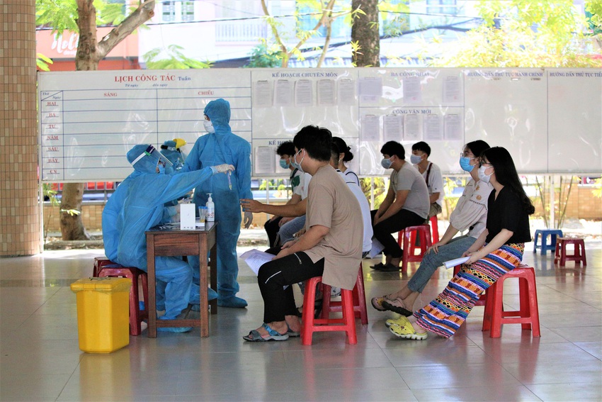 Ảnh: 11.000 sĩ tử ở Đà Nẵng được lấy mẫu xét nghiệm Covid-19 trước kỳ thi tốt nghiệp THPT 2020 đợt 2 - Ảnh 9.
