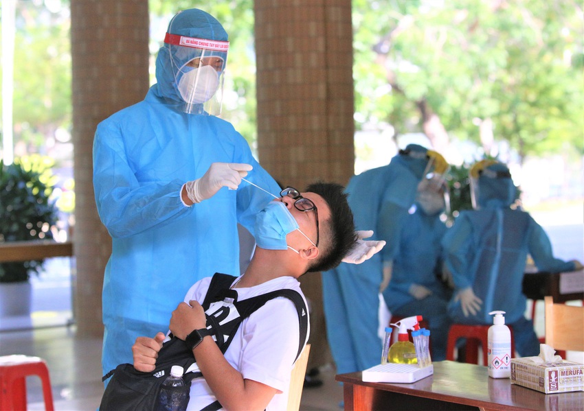 Ảnh: 11.000 sĩ tử ở Đà Nẵng được lấy mẫu xét nghiệm Covid-19 trước kỳ thi tốt nghiệp THPT 2020 đợt 2 - Ảnh 11.