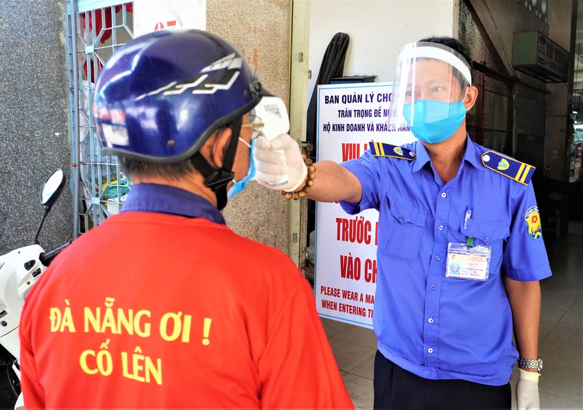 Chùm ảnh dễ thương trong tâm dịch Covid: 1.500 tiểu thương đồng loạt mặc áo “Đà Nẵng ơi cố lên và thả tim cho các y bác sỹ - Ảnh 5.