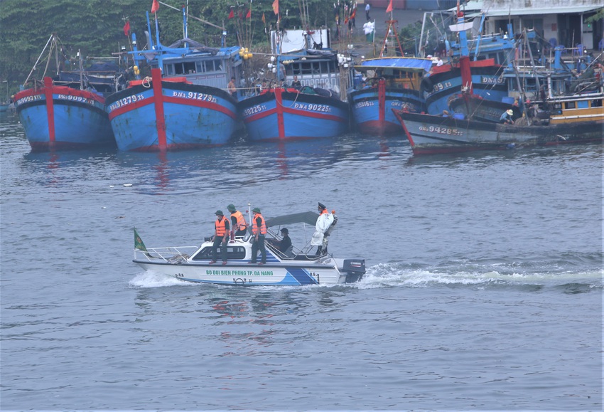 Hàng trăm tàu thuyền Đà Nẵng ngược dòng, nối đuôi nhau tiến vào sông Hàn tránh bão - Ảnh 10.