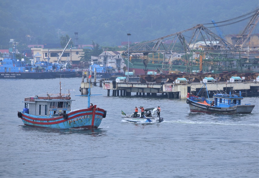 Hàng trăm tàu thuyền Đà Nẵng ngược dòng, nối đuôi nhau tiến vào sông Hàn tránh bão - Ảnh 4.
