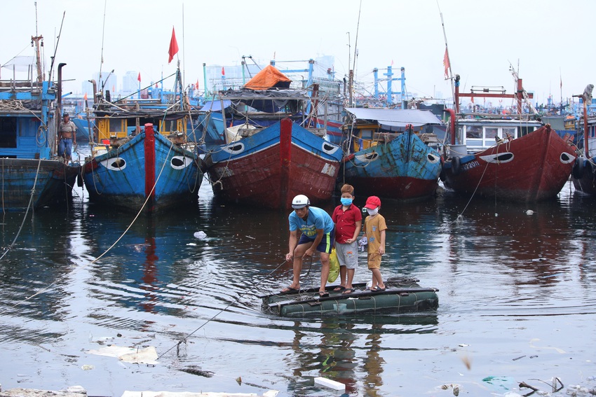 Hàng trăm tàu thuyền Đà Nẵng ngược dòng, nối đuôi nhau tiến vào sông Hàn tránh bão - Ảnh 12.