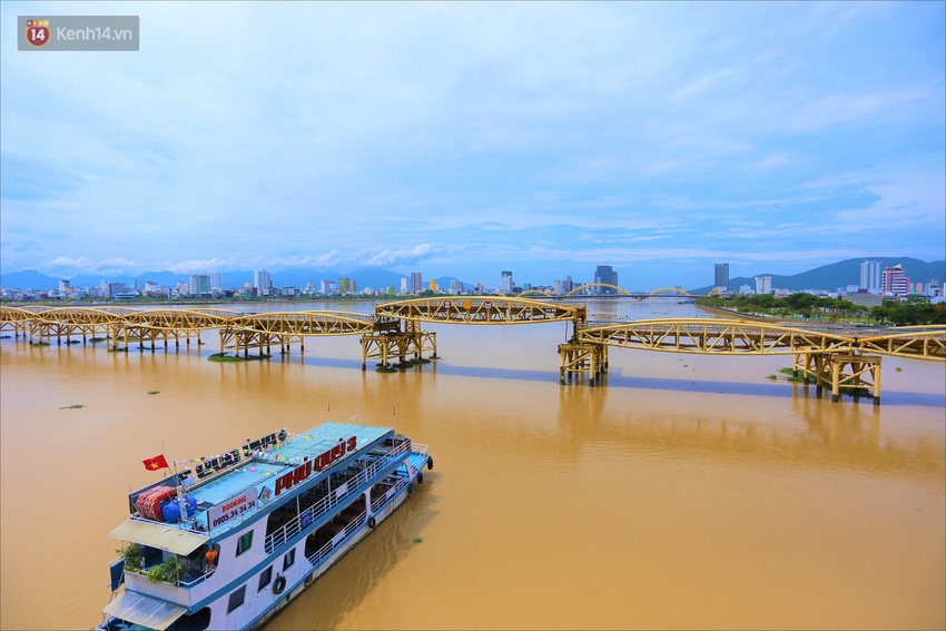 Người Đà Nẵng thích thú lần đầu chứng kiến cây cầu lịch sử nâng nhịp cho tàu thuyền qua lại - Ảnh 14.