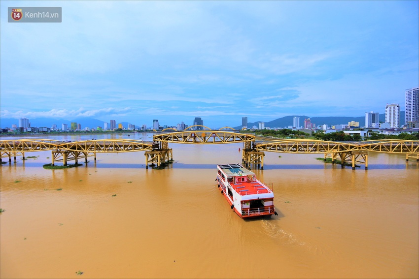 Người Đà Nẵng thích thú lần đầu chứng kiến cây cầu lịch sử nâng nhịp cho tàu thuyền qua lại - Ảnh 10.