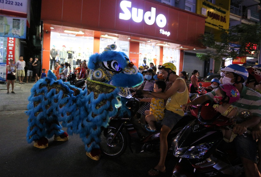 Phố xá, khu vui chơi ở Đà Nẵng nhộn nhịp trong đêm đầu tiên trở lại trạng thái bình thường mới - Ảnh 11.