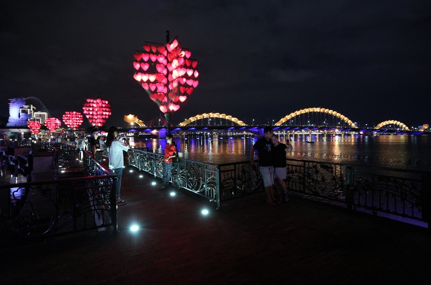 Phố xá, khu vui chơi ở Đà Nẵng nhộn nhịp trong đêm đầu tiên trở lại trạng thái bình thường mới - Ảnh 22.