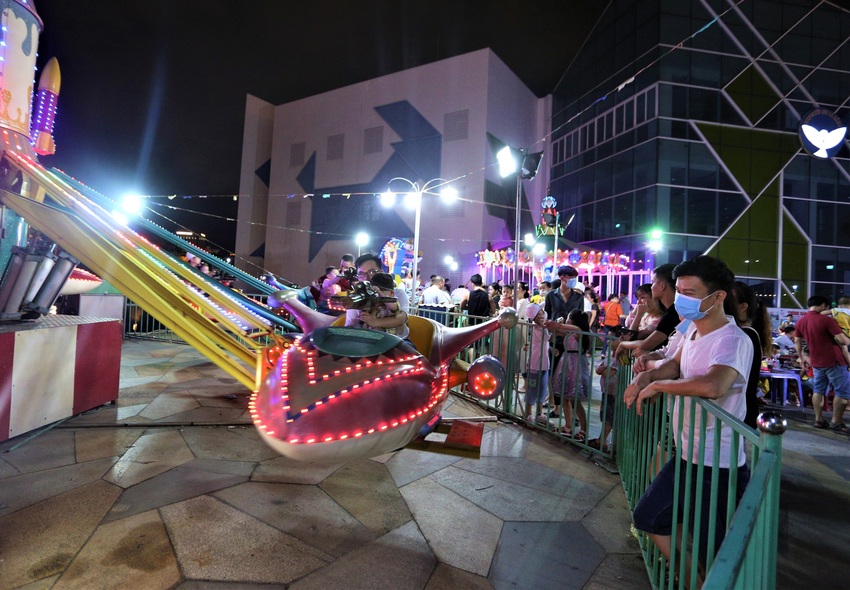 Phố xá, khu vui chơi ở Đà Nẵng nhộn nhịp trong đêm đầu tiên trở lại trạng thái bình thường mới - Ảnh 14.