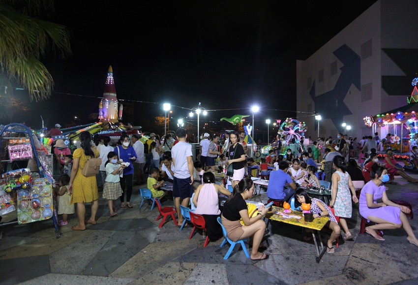 Phố xá, khu vui chơi ở Đà Nẵng nhộn nhịp trong đêm đầu tiên trở lại trạng thái bình thường mới - Ảnh 15.